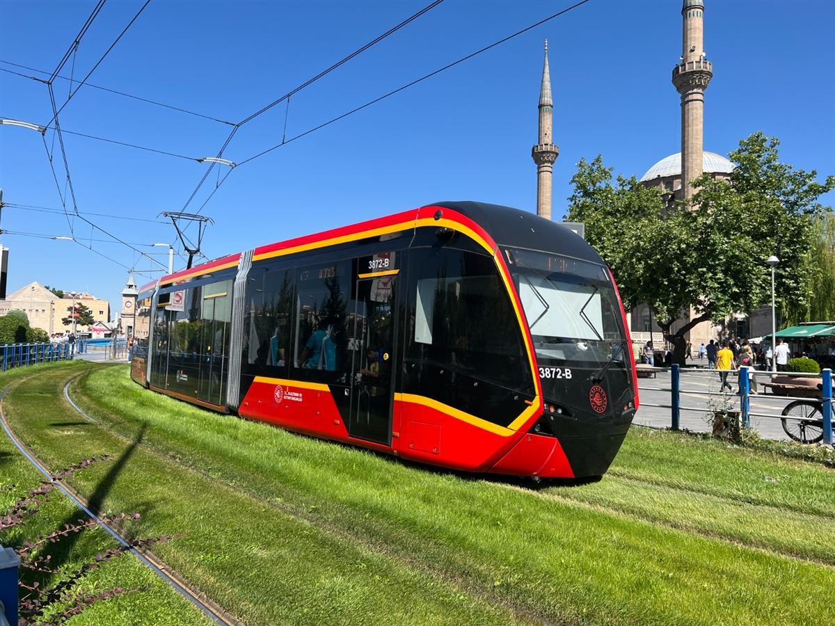 Cami önündeki çimenli hatta ilerleyen Kayseri tramvayı